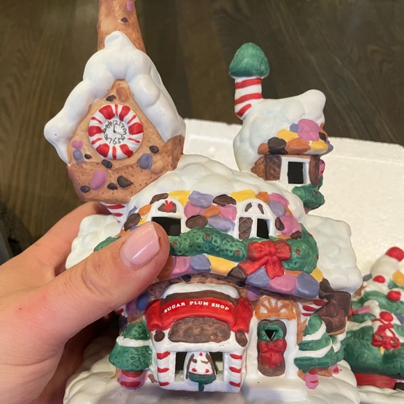 8 piece Christmas village that lights up porcelain new with tags - Picture 9 of 10